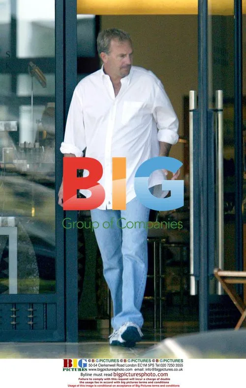 Kevin Costner out shopping with daughter