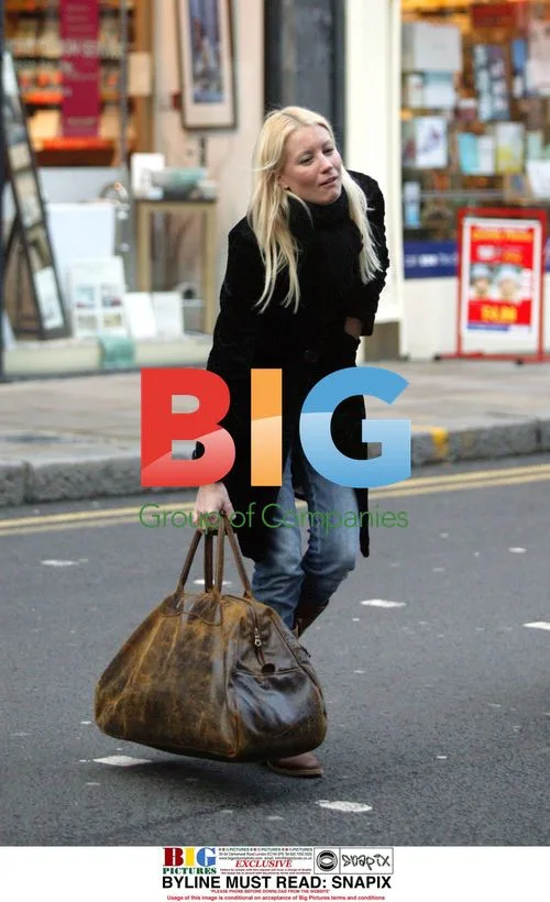 Denise Van Outen hails cab after split