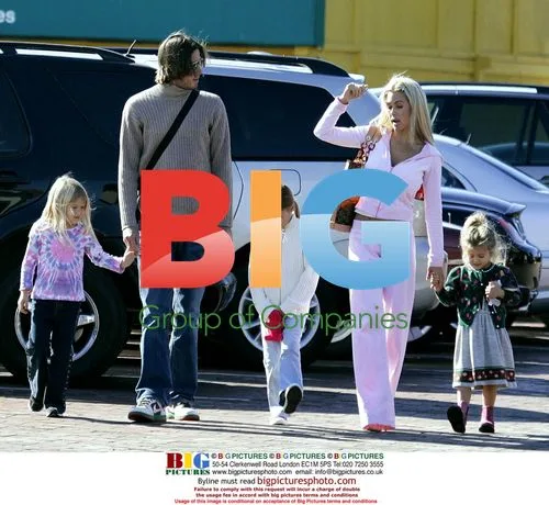 Shauna Sand Lamas with Boyfriend and Daughters
