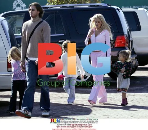 Shauna Sand-Lamas with Boyfriend and Daughters