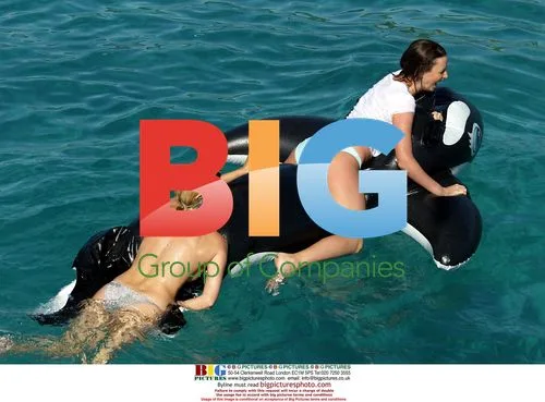 Glamour Girls Enjoy Boat Party in France