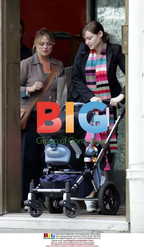 Sophie Ellis Bextor shopping with family