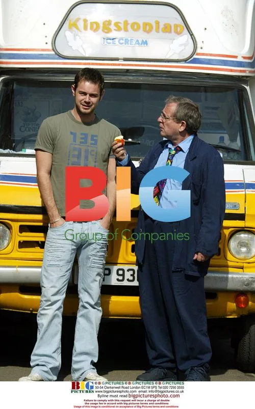 Actors on Set of "Manilla Envelopes"