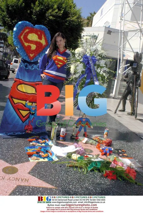 Fans Pay Tribute to Christopher Reeve
