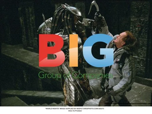 Charles Bishop Weyland battles Predator