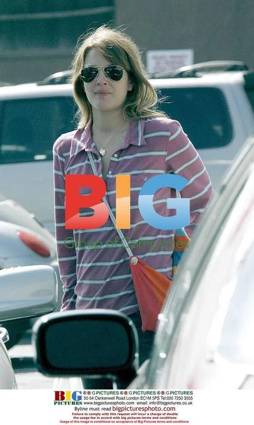Drew Barrymore and Fabrizio Moretti kiss while running errands