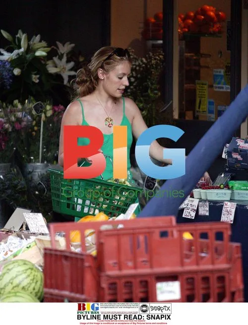 Cat Deeley and boyfriend shopping at London market