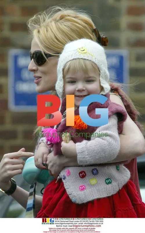 Celebrity Moms Donna Air and Natalie Appleton Shopping