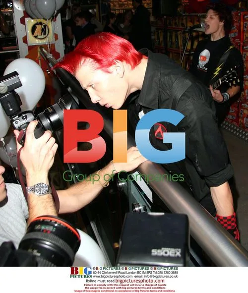 Boy band NOISE NEXT DOOR at Hamleys Toys 2004