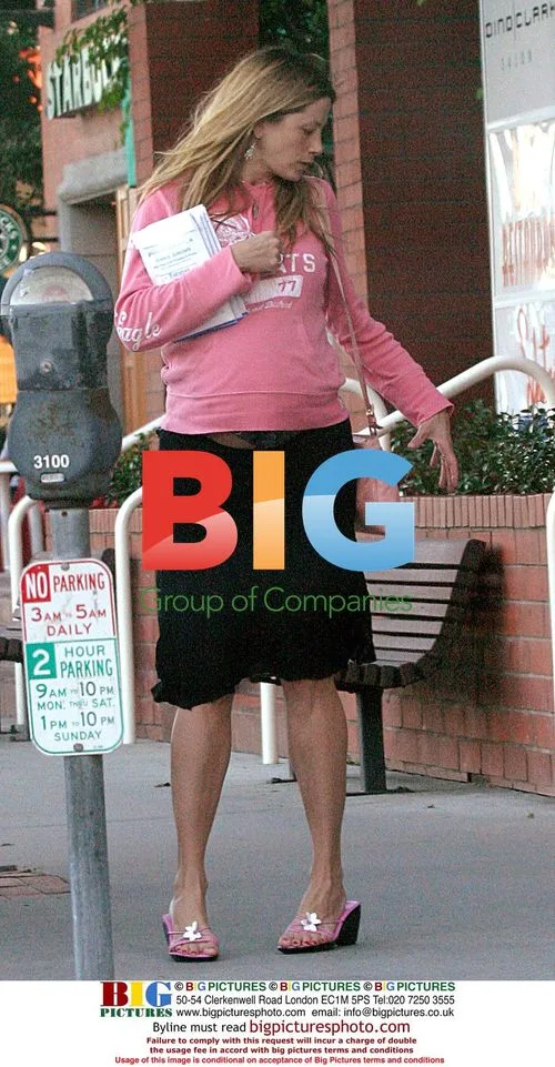 Pregnant Mira Sorvino Shopping in Venice