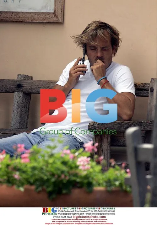 Stephen Dorff chatting on his mobile
