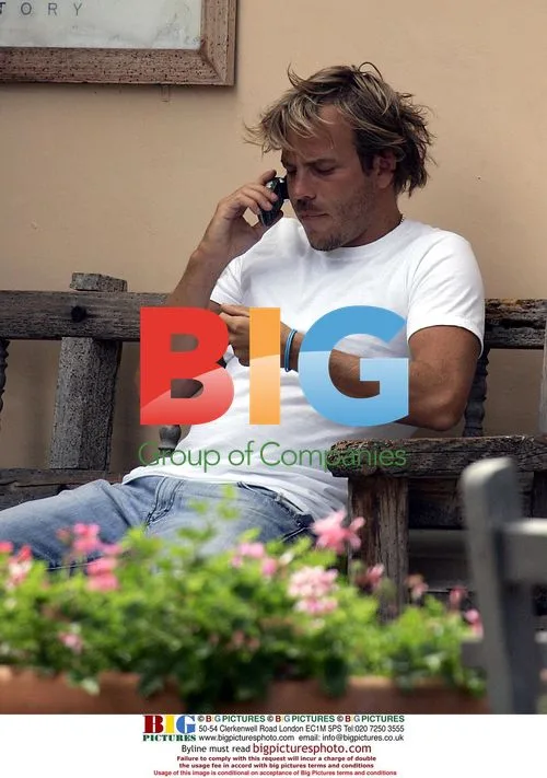 Stephen Dorff Chatting on Mobile