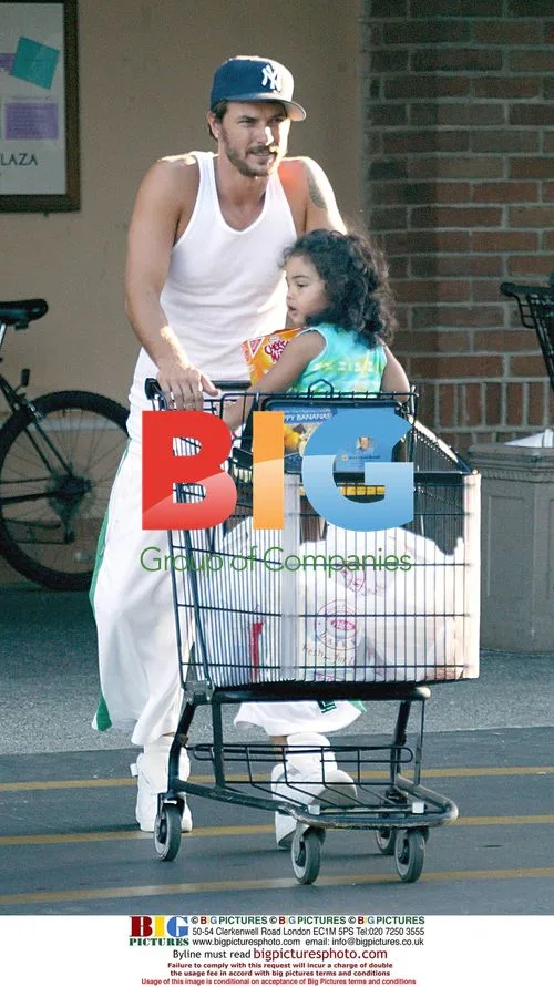 Kevin Federline and Daughter Out Shopping