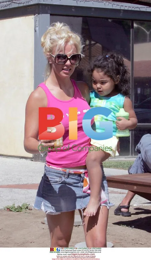 Britney Spears Shopping with Fiancé and Daughter
