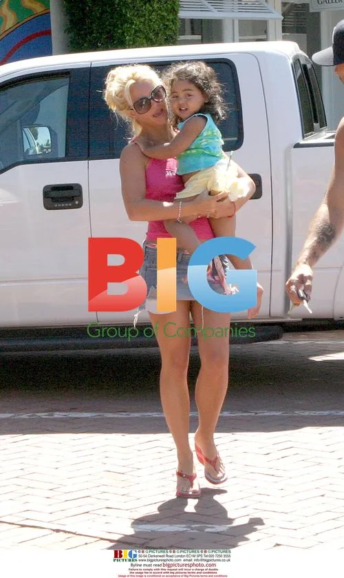 Britney Spears, Kevin Federline, and daughter out shopping
