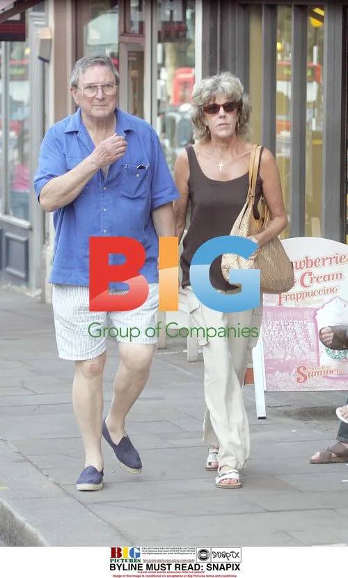 Coronation Street's Sue Nicholls and Mark Eden Shopping