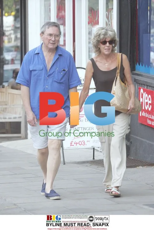 Sue Nicholls and Mark Eden Shopping
