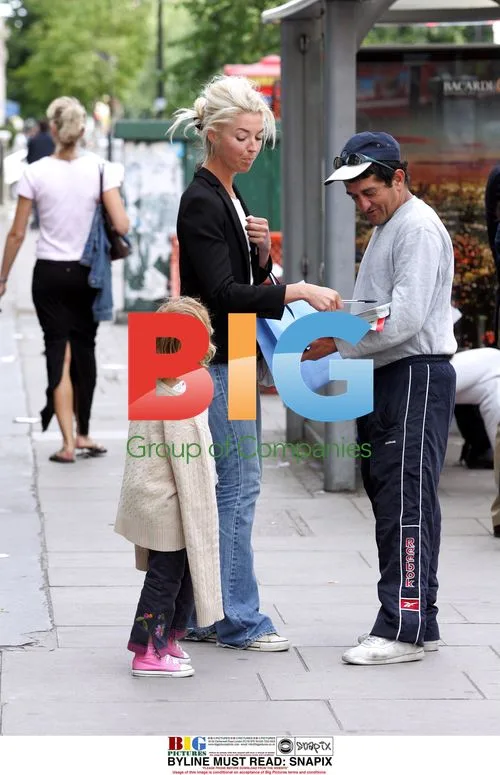 Tamara Beckwith Shopping and Signing Autographs