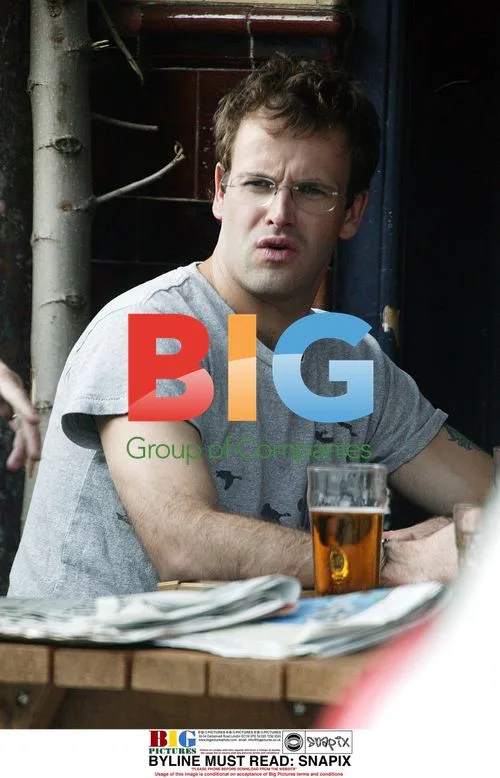 Johnny Lee Miller Grabs Drinks With Friends