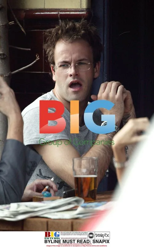 Johnny Lee Miller Grabs Drinks With Friends