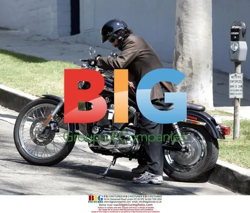 Keanu Reeves' Message to Paparazzi