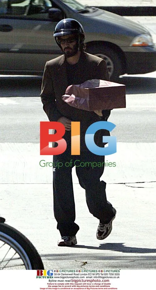 Keanu Reeves Gives Paparazzi 'The Finger'