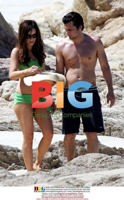 Kate Beckinsale Enjoys Vacation in Pacific Ocean