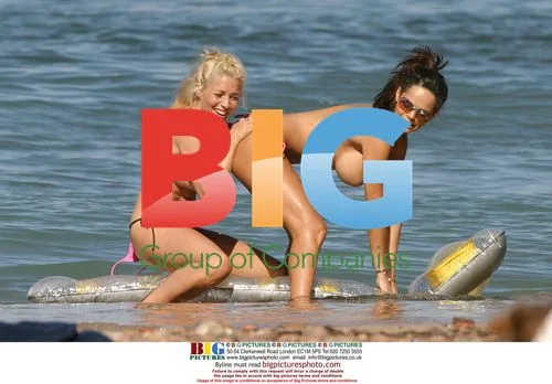 Glamour Models Jo and Jerri on Vacation