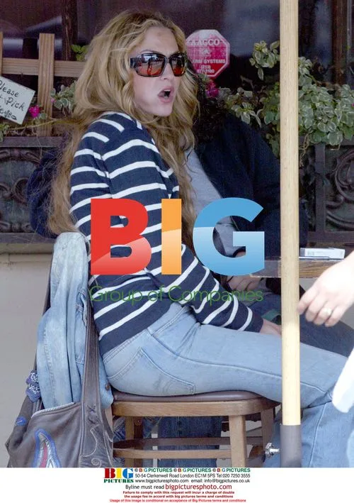 Drea de Matteo struggles to control her bulldog