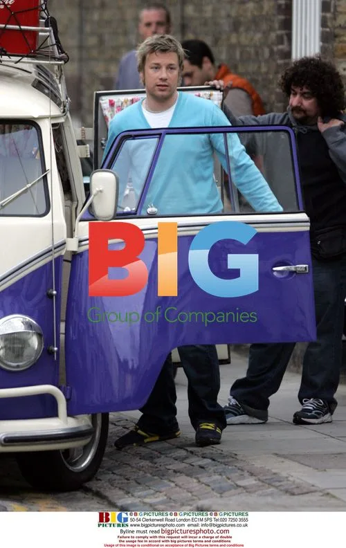 Jamie Oliver Leaves Home for Italy Trip