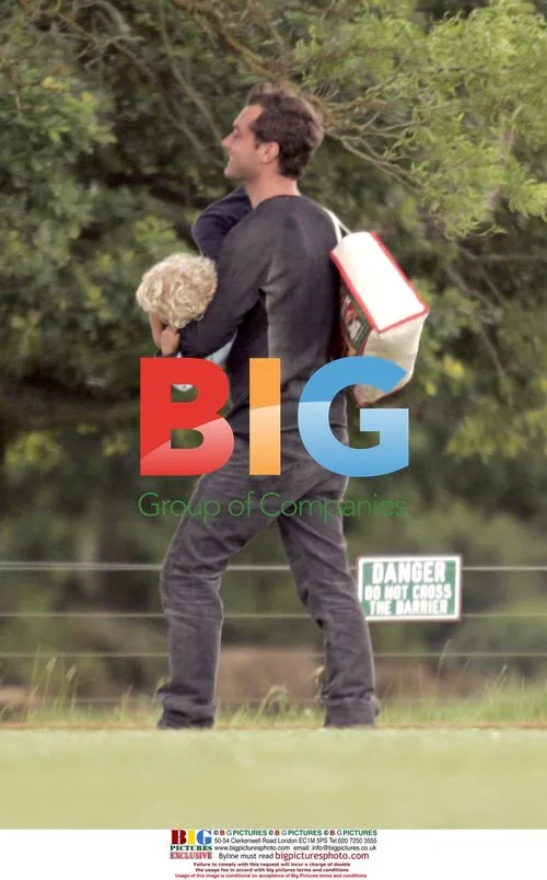 Jude Law takes kids to Cotswold wildlife park
