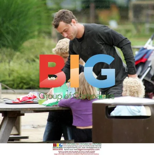 Jude Law takes kids to Cotswold wildlife park