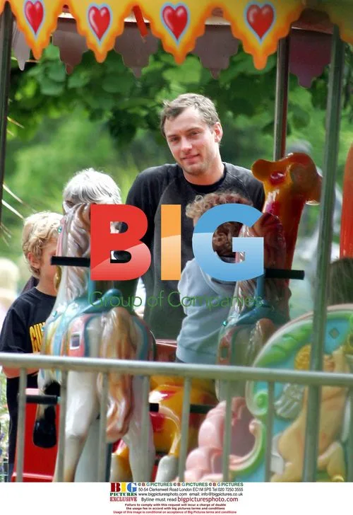 Jude Law Takes Kids to Cotswold Wildlife Park