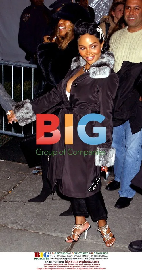 LIL' KIM exits Jennifer Lopez Fashion Show