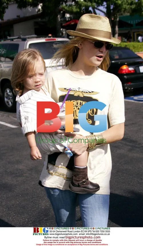 Kate Hudson Shopping with Son Ryder