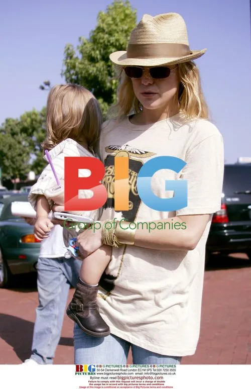 Kate Hudson Shopping with Son Ryder