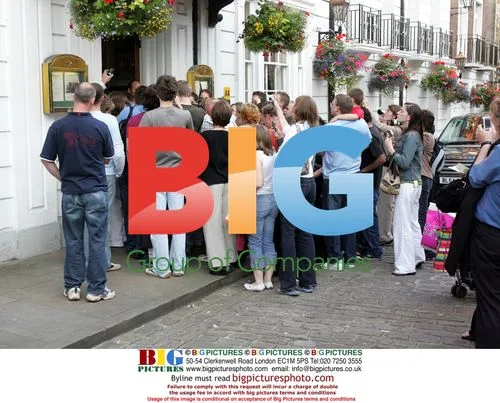 Fans Swamp Entrance to Whitehart Pub for Da Vinci Code Filming
