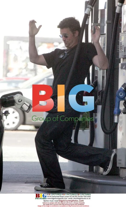 Matthew Perry dances at gas station
