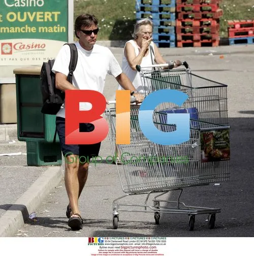 Richard Madeley Shopping in St Tropez