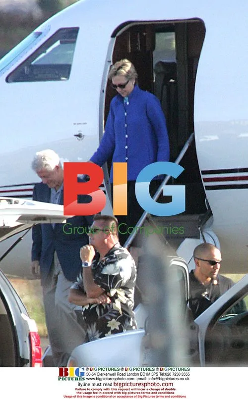 Clintons Arrive in Hawaii