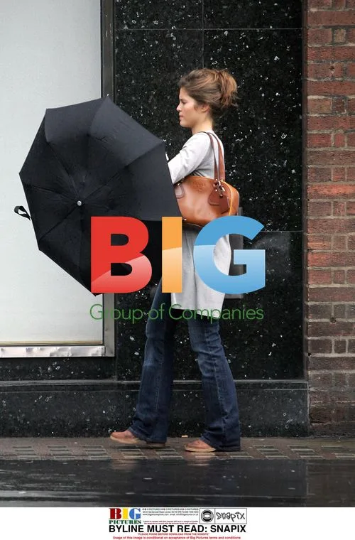 Kylie shopping in London amid rain