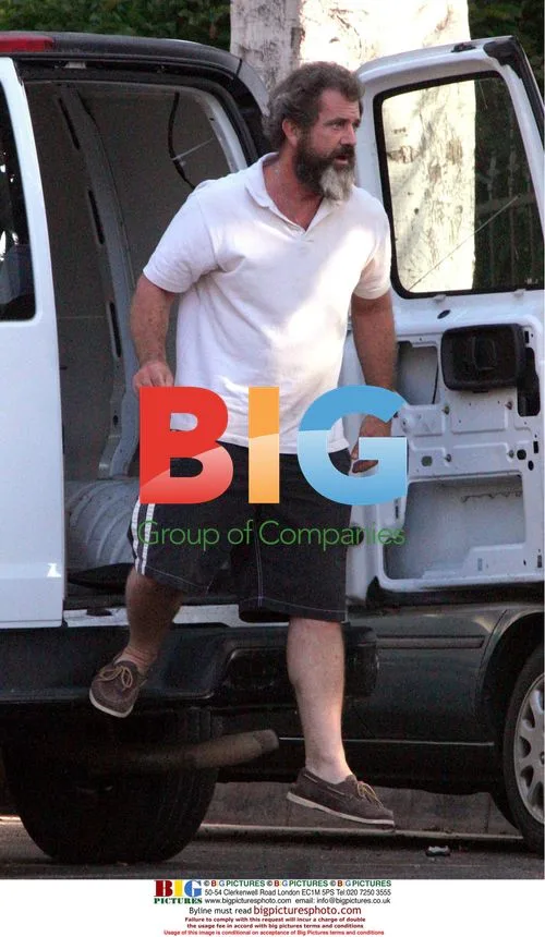 Mel Gibson Helps Daughter Move