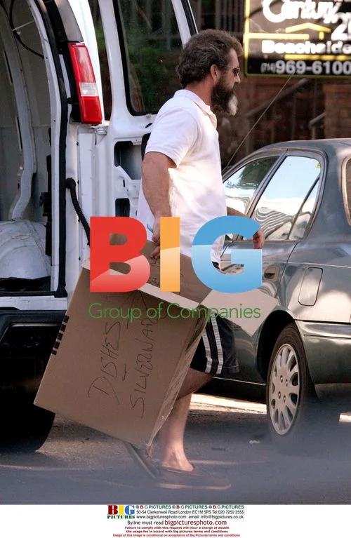Mel Gibson Helps Daughter Hannah Move