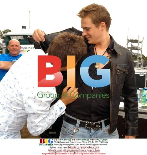 Brian Dowling inspects Lee Ryan pits
