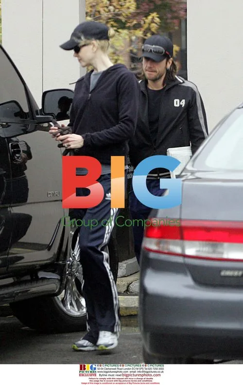 Nicole Kidman and Keith Urban Leave Starbucks