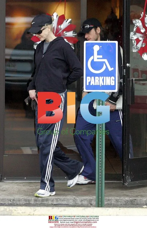 Kidman and Urban Leaving Starbucks
