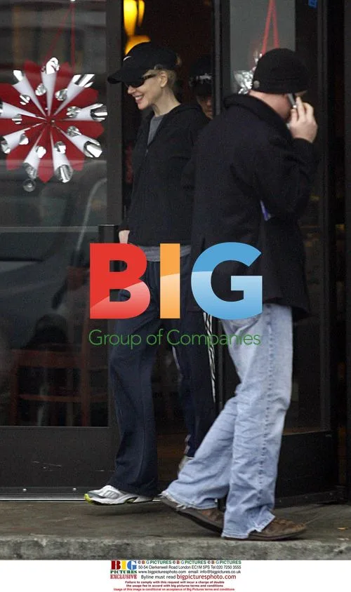 Nicole Kidman and Keith Urban leave Starbucks