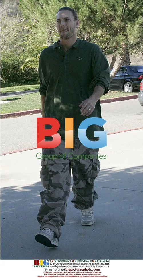 Kevin Federline plays golf with wedding ring