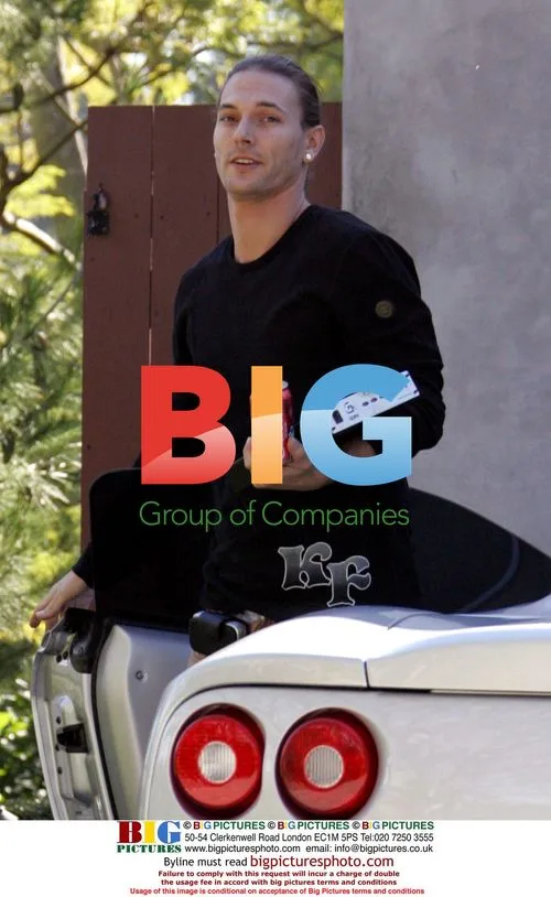 Kevin Federline out with friends