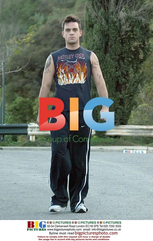 Robbie Williams Walking in Hollywood